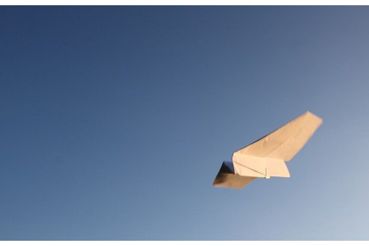 紙飛行機の夢は何を意味している？